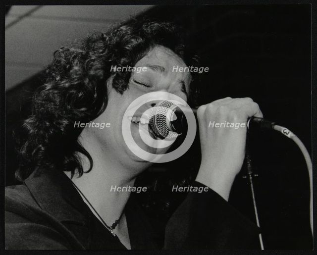 Singer Sheena Davis performing at The Fairway, Welwyn Garden City, Hertfordshire, 15 December 2002. Artist: Denis Williams