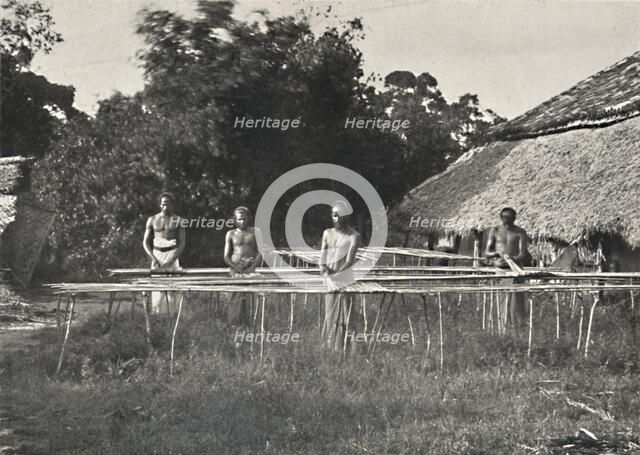 'Singhalesische Zimmtarbeiter bei der Arbeit', 1926. Artist: Unknown.