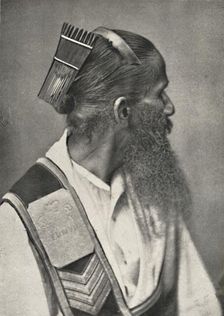 Singhalesischer Diener mit Schildpattkamm 1926