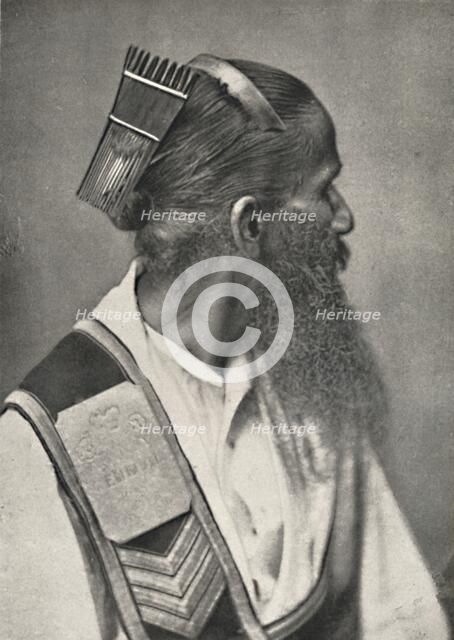 'Singhalesischer Diener mit Schildpattkamm', 1926. Artist: Unknown.