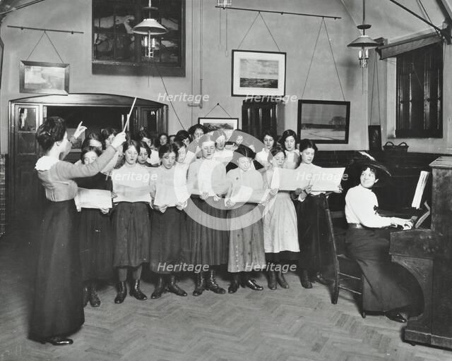 Singing class, Laxon Street Evening Institute for Women, London, 1914. Artist: Unknown.