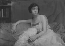 Sinsheimer, H., Miss, portrait photograph, 1916 Apr. 20. Creator: Arnold Genthe