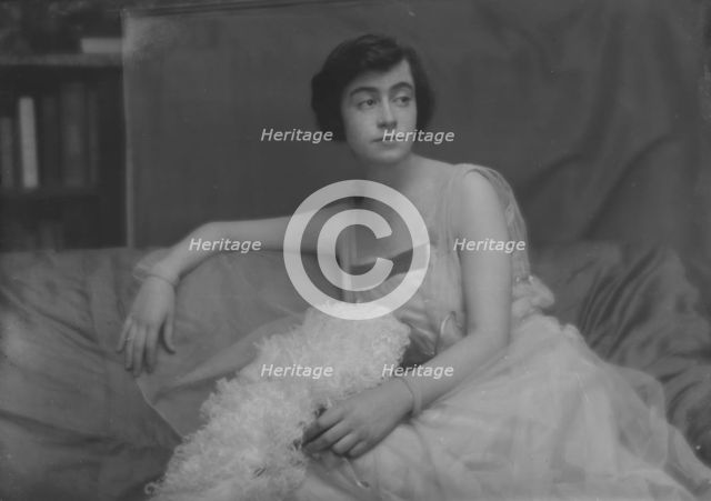 Sinsheimer, H., Miss, portrait photograph, 1916 Apr. 20. Creator: Arnold Genthe.