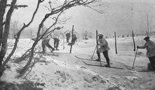 Skieurs et chiens de guerre dans les neiges vosgiennes; Sur les hauteurs du Lingekopf..., 1916. Creator: Unknown