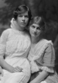 Skinner, Cornelia Otis, Miss, and friend, portrait photograph, 1913 Sept. 4. Creator: Arnold Genthe