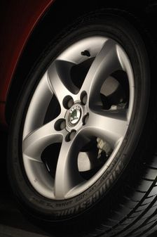 Skoda Fbia Estate HTP 1-2 2007. Artist: Simon Clay