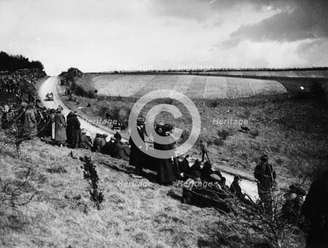 Spectators at the Kop Hill Climb, near Princes Risborough, Buckinghamshire, 1922. Artist: Unknown