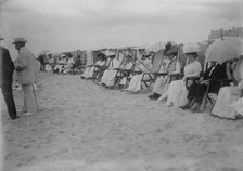 Spectators on beach for motor boat races, Palm Beach, 1910. Creator: Bain News Service