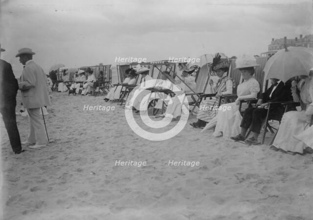 Spectators on beach for motor boat races, Palm Beach, 1910. Creator: Bain News Service.