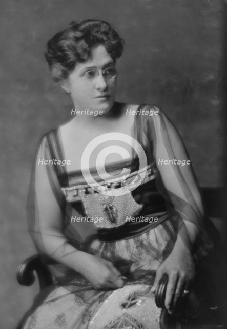 Spear, C.H., Mrs., portrait photograph, 1915 Nov. 26. Creator: Arnold Genthe.