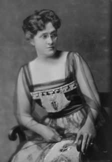 Spear, C.H., Mrs., portrait photograph, 1915 Nov. 26. Creator: Arnold Genthe