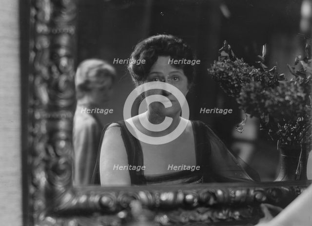 Spear, C.H., Mrs., portrait photograph, 1915 Nov. 26. Creator: Arnold Genthe.