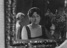 Spear, C.H., Mrs., portrait photograph, 1915 Nov. 26. Creator: Arnold Genthe