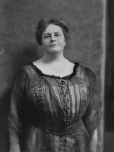 Spencer, H.K., Mrs., portrait photograph, 1915. Creator: Arnold Genthe