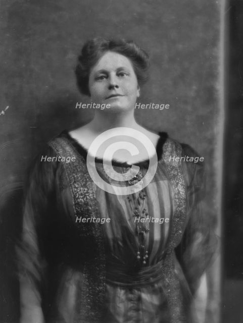 Spencer, H.K., Mrs., portrait photograph, 1915. Creator: Arnold Genthe.