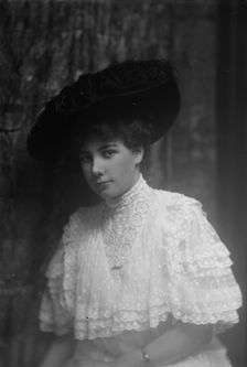 Spencer, Lillian, portrait photograph, 1913. Creator: Arnold Genthe