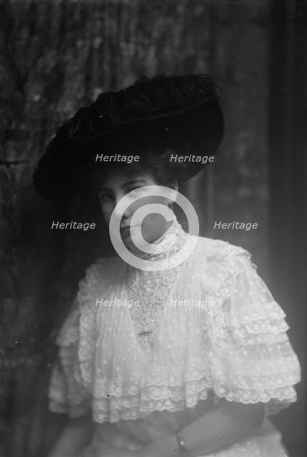 Spencer, Lillian, portrait photograph, 1913. Creator: Arnold Genthe.