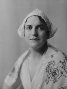 Spencer, Miss, portrait photograph, 1916. Creator: Arnold Genthe