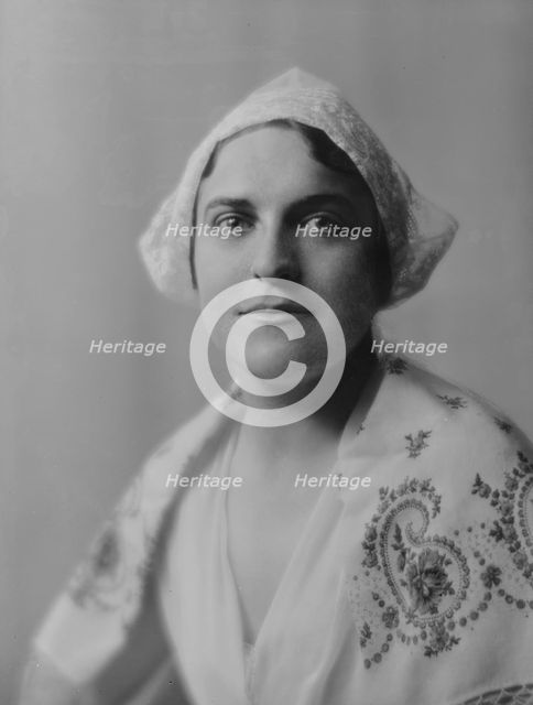Spencer, Miss, portrait photograph, 1916. Creator: Arnold Genthe.
