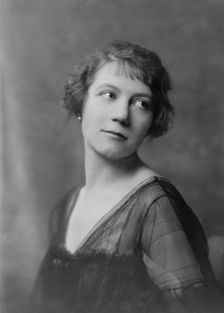 Spirescu, Mme., portrait photograph, 1917. Creator: Arnold Genthe