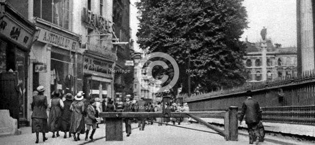 St Paul's churchyard and a tollgate, London, 1926-1927.Artist: Whiffin