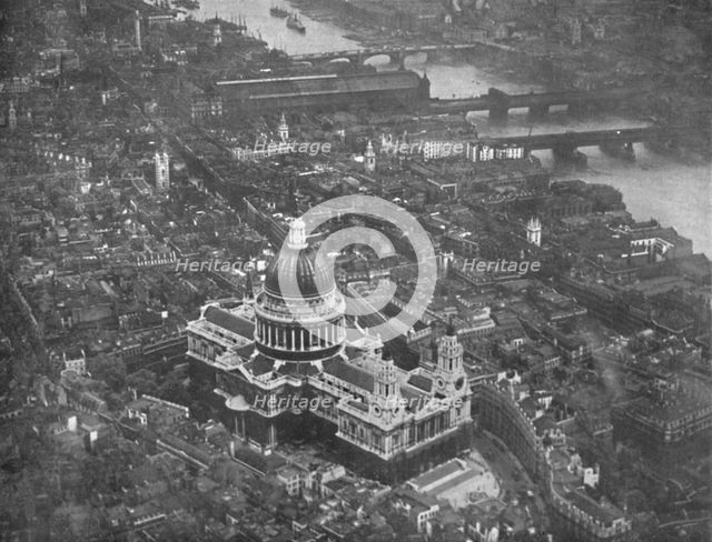 'St. Paul's from the Air', 1919. Artist: Airco.