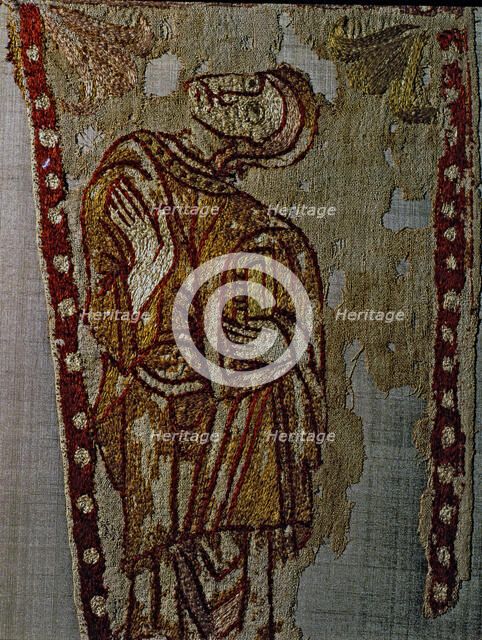 Standard of Saint Odon with a figure on a prayer. Cloth in embroidered linen with polychromed sil…