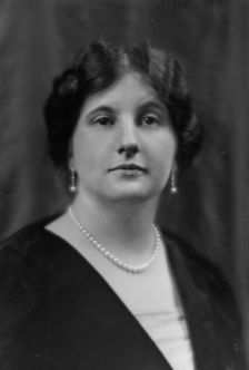Stanton, Frank, Mrs., portrait photograph, 1913 Dec. 18. Creator: Arnold Genthe