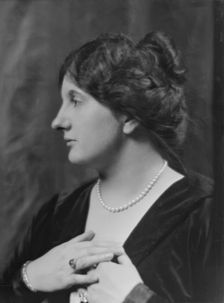 Stanton, Frank, Mrs., portrait photograph, 1913 Dec. 18. Creator: Arnold Genthe
