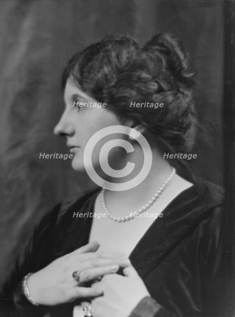 Stanton, Frank, Mrs., portrait photograph, 1913 Dec. 18. Creator: Arnold Genthe.