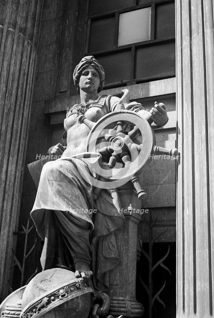 Statue outside the Port of London Authority, Trinity Square, London, c1945-c1965. Artist: SW Rawlings