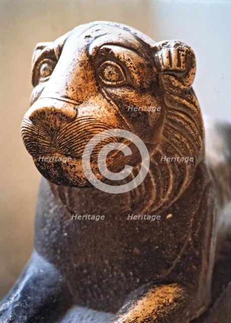 Statue of a lion.