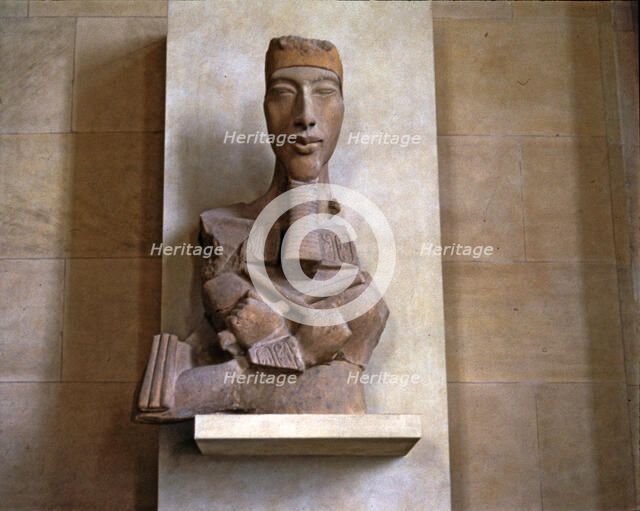 Statue of Amenhotep IV, made in stoneware with polychromed remains, it comes from Karnak.