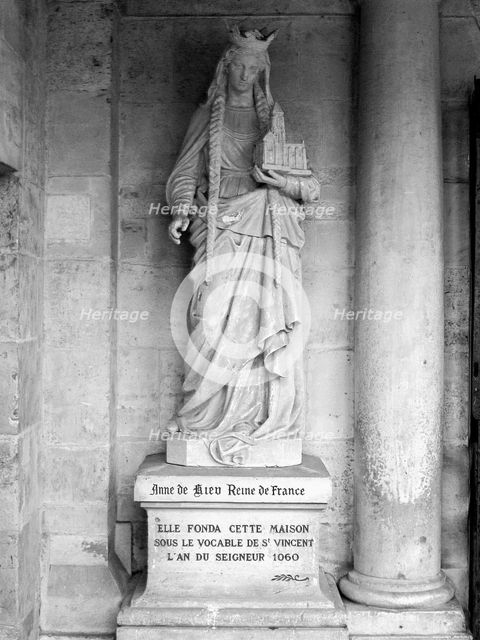 Statue of Anne of Kiev (Anna Jaroslawna) at the Royal Abbey of St. Vincent in Senlis.