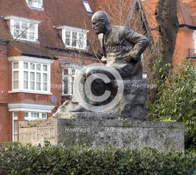 Statue of Sigmund Freud by Oscar Nemon, Swiss Cottage, Hampstead, London, 2016. Artist: Chris Redgrave.