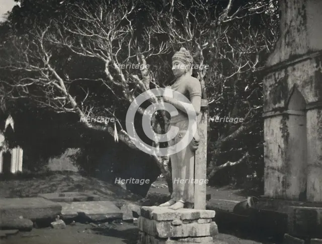 'Steinfigur nahe der Ruwanwali-Dagoba, Anuradhapura', 1926. Artist: Unknown.