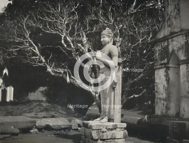 'Steinfigur nahe der Ruwanwali-Dagoba, Anuradhapura', 1926. Artist: Unknown.