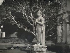 Steinfigur nahe der Ruwanwali-Dagoba, Anuradhapura 1926