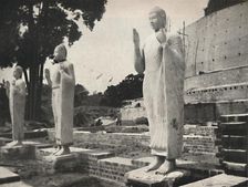 Steinstatuen vor der in Wiederherstellung befindlichen Ruwanwali-Dagoba, Anuradhapura 1926