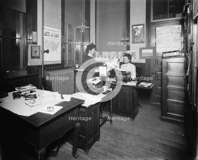 Stenographers' room, Leland & Faulconer Manufacturing Co., Detroit, Mich., 1903 Nov. Creator: Unknown.