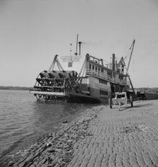 Stern wheeler pulled up to the municipal levee at Greenville, Mississippi, 1937. Creator: Dorothea Lange