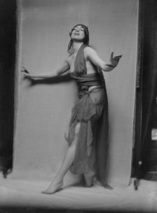 Stewart-Richardson, Constance, Lady, 1913 Dec. 27. Creator: Arnold Genthe