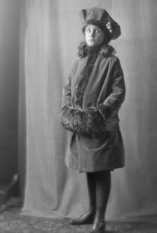 Stillman, C.C., Mrs., child of, portrait photograph, 1913. Creator: Arnold Genthe