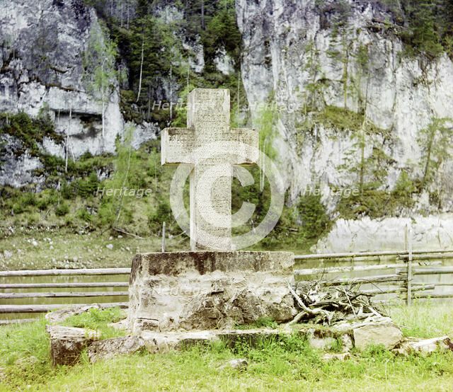 Stone cross on the bank opposite Pisanyi Rock in memory of Demidov, Chusovaia River, 1912. Creator: Sergey Mikhaylovich Prokudin-Gorsky.