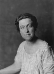 Stone, B.W., Mrs., portrait photograph, 1915. Creator: Arnold Genthe