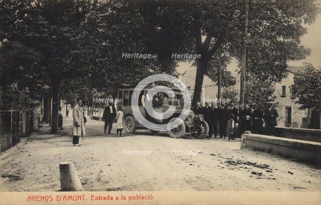 Stop at the entrance to the town of Arenys de Munt on a bus line, postcard 1910s.