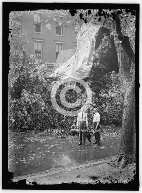 Storm damage, between 1913 and 1918. Creator: Harris & Ewing.