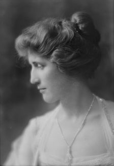 Stowell, H.L., Mrs., portrait photograph, 1915 July 22. Creator: Arnold Genthe