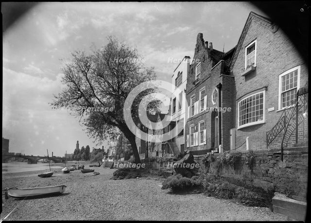 Strand on the Green, Chiswick, Hounslow, London, 1945-1960. Creator: Margaret F Harker.