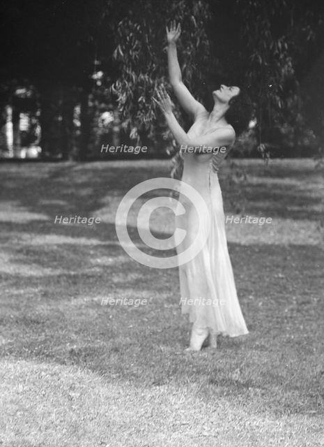 Strauss, Sarah Mildred, and pupils, 1932 June 5. Creator: Arnold Genthe.